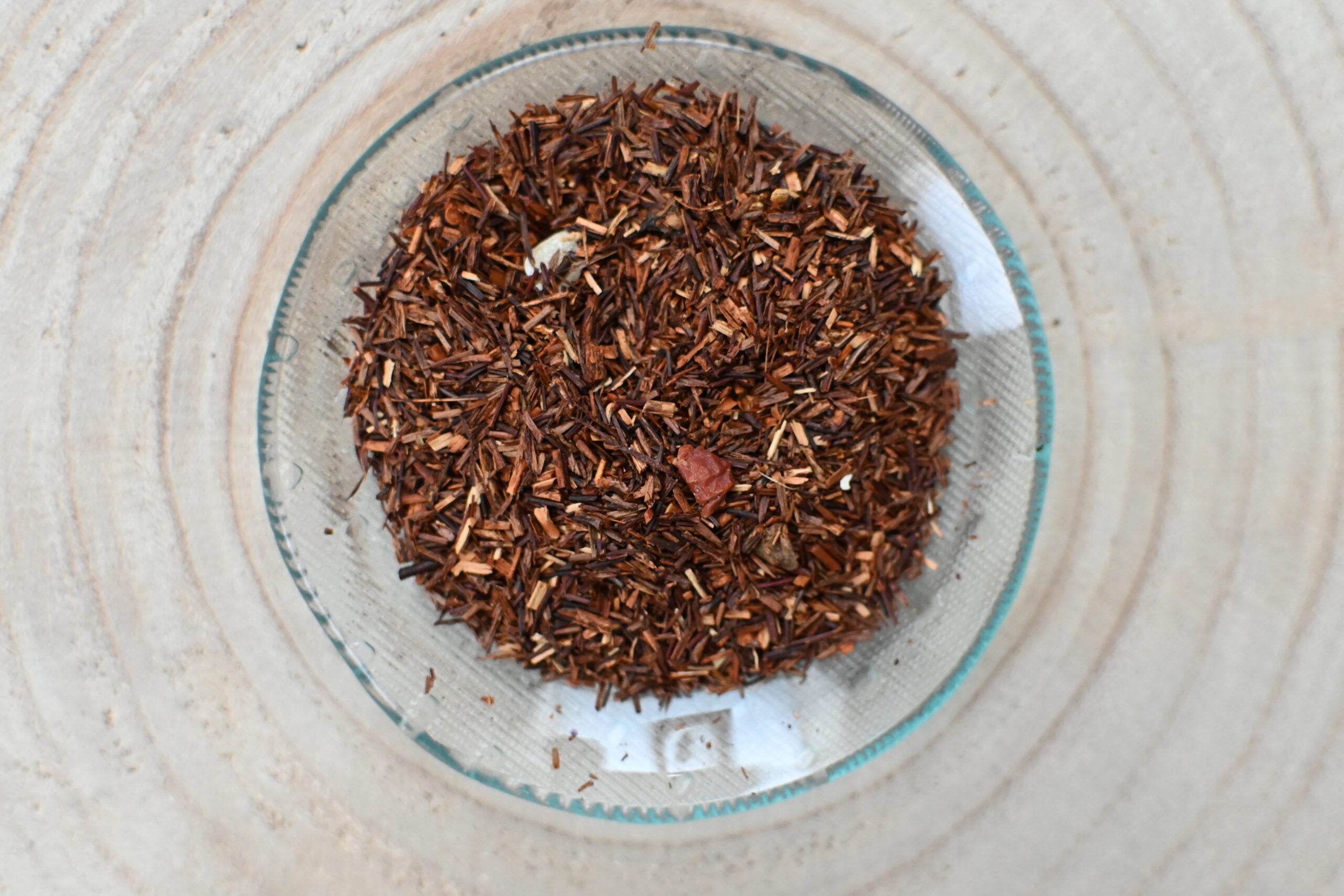 Losse rooibos thee met de smaak van sinaasappel kaneel appel amandel en rozijnen