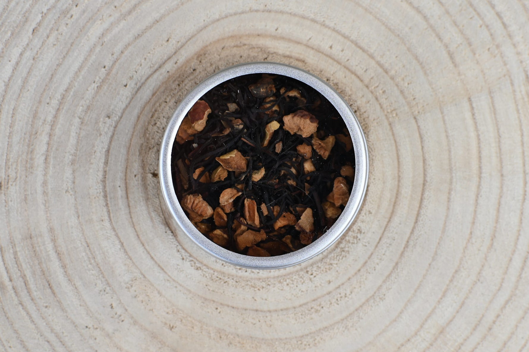 Stijlvol magnetisch theeblikje, gevuld met 30 gram losse thee. Bij Xann