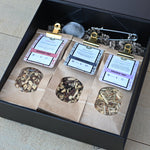 Luxe zwarte cadeauverpakking met chai thee en RVS theeknijper - Bij Xann