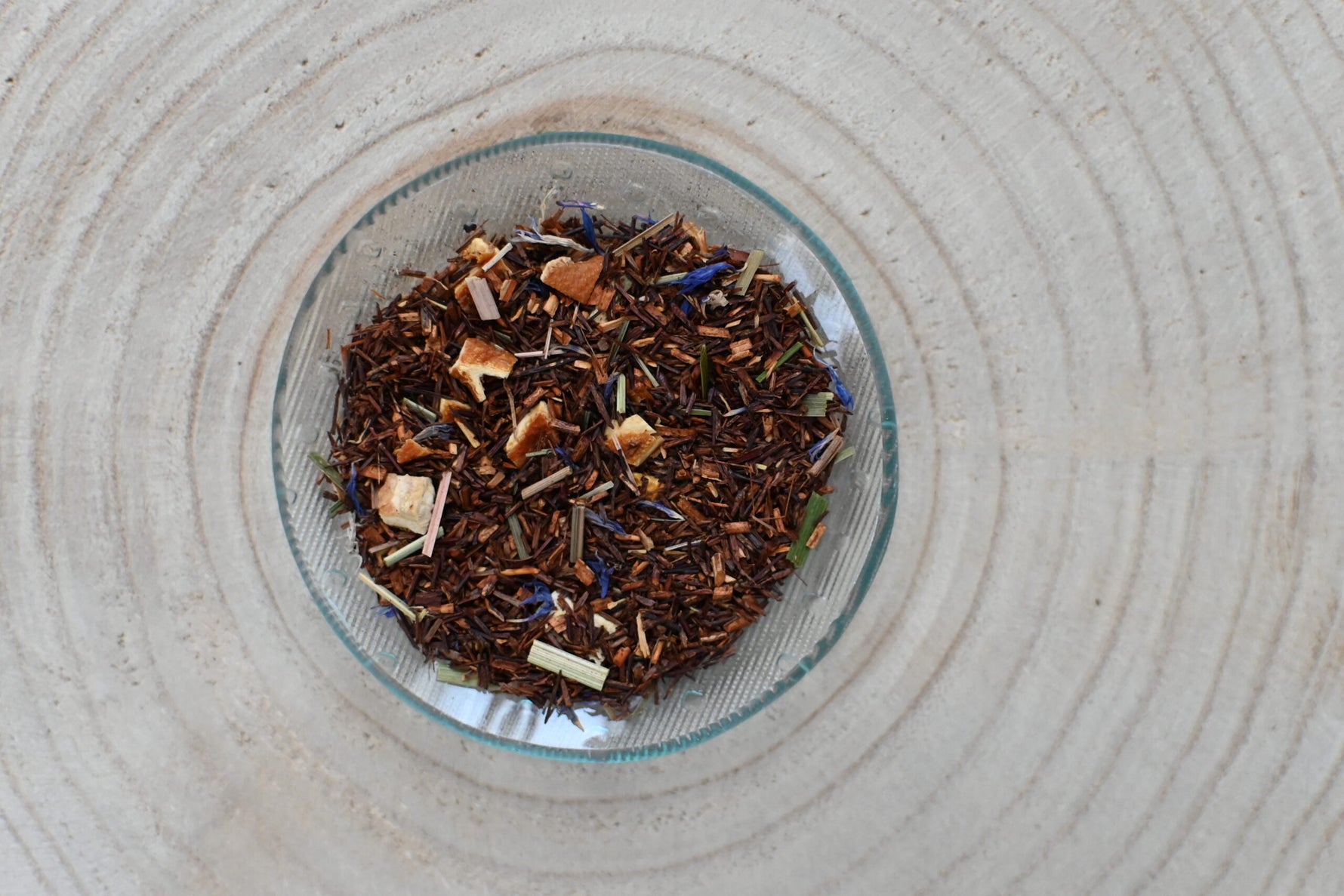 Losse rooibos thee met de sinaasappelschil citroengras en korenbloesem