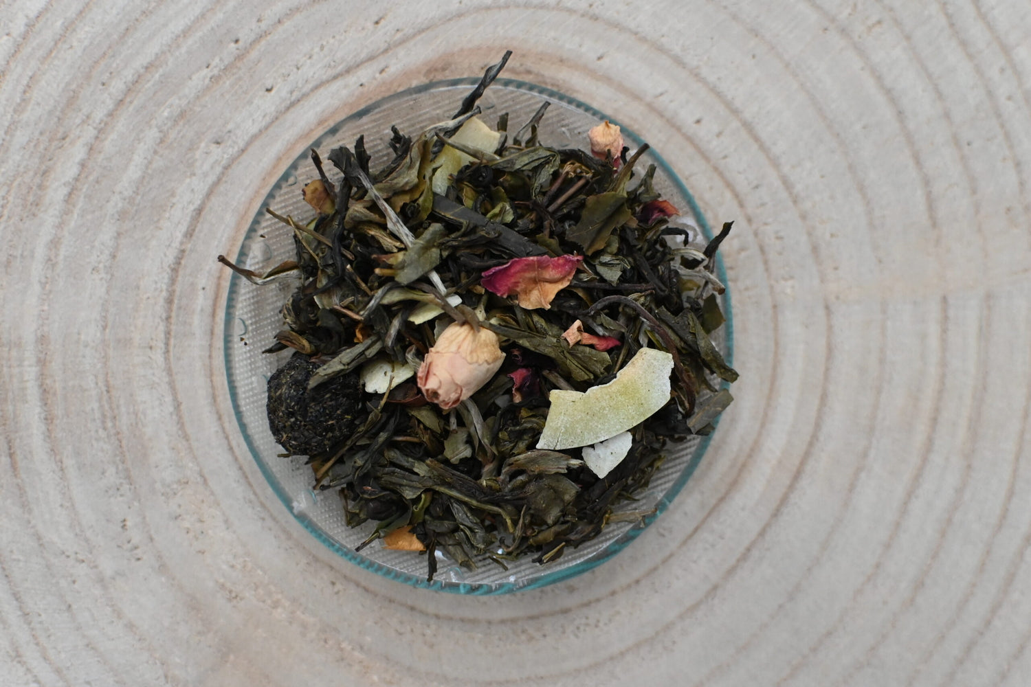 Losse witte en groene thee met jasmijn parels kersen kokos en rozenknoppen