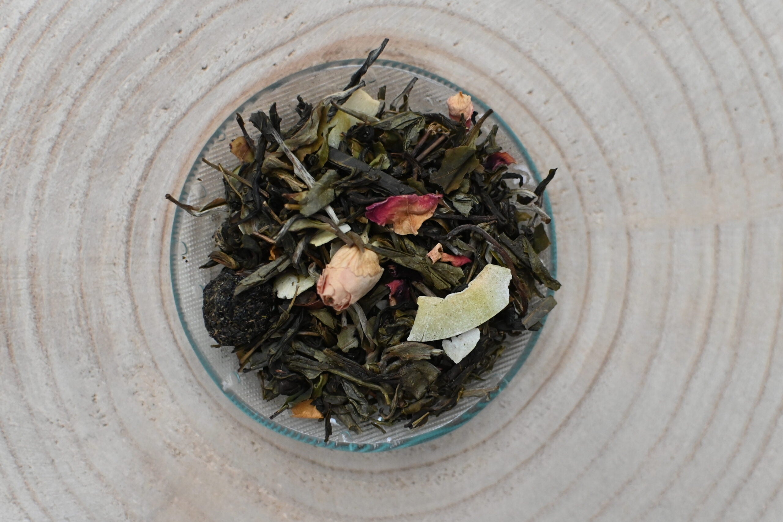 Losse witte en groene thee met jasmijn parels kersen kokos en rozenknoppen